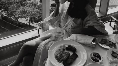 Kerennya Rebecca Klopper saat Nikmati Omelette di Hotel Mewah
