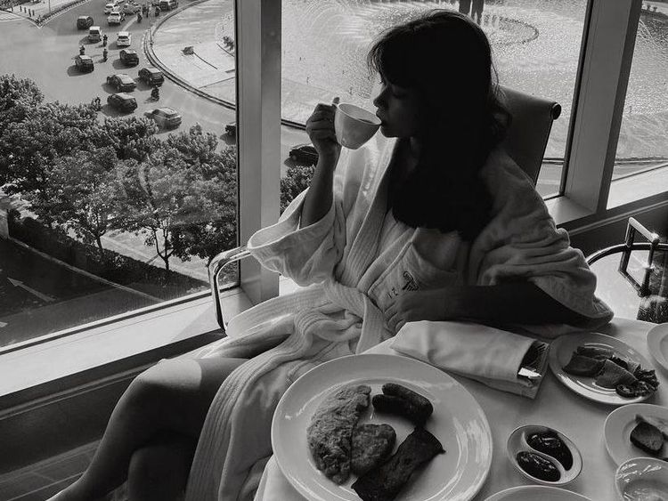 Kerennya Rebecca Klopper saat Nikmati Omelette di Hotel Mewah