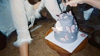 Posenya saat diberi kejutan ulang tahun ini dinilai netizen mirip Lisa BLACKPINK. Ia menyukai kue ulang tahunnya yang dihiasi kupu-kupu. Foto: Instagram @rklopper