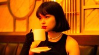 Gayanya cantik, posenya saat menikmati kopi di sebuah kafe mewah ini sukses menarik perhatian netizen. Foto: Instagram @rklopper