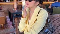 Gayanya saat nongkrong di kafe ini bikin ngakak netizen. Posenya kocak dengan menjadikan kentang sebagai rokok. Foto: Instagram @rklopper