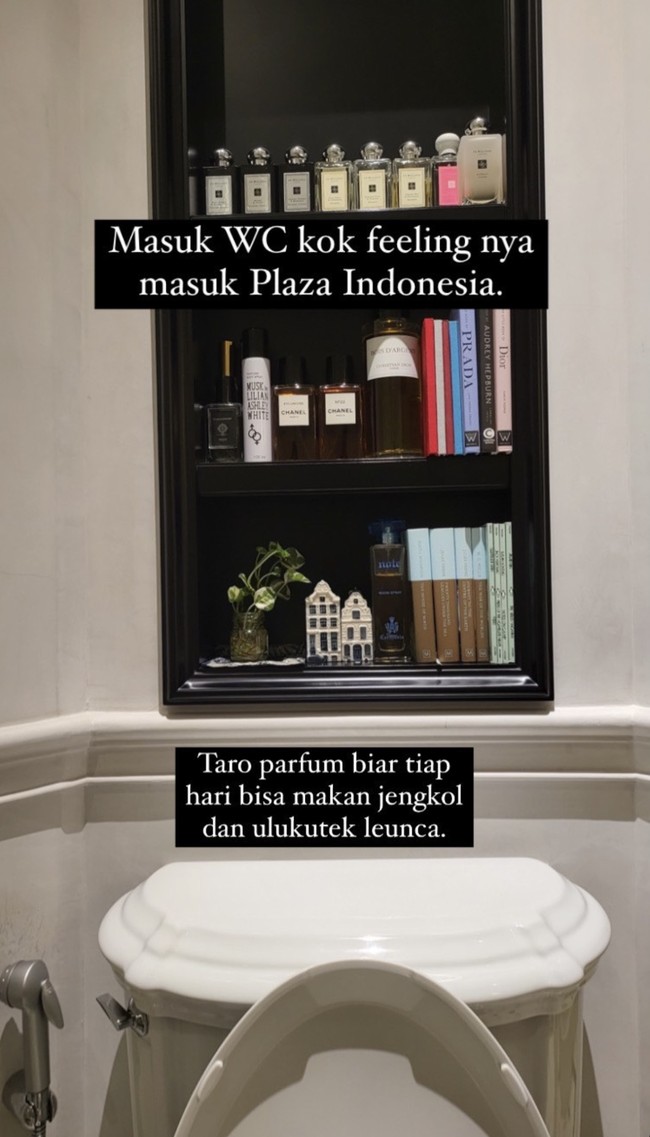 Tak kalah menarik, ada botol-botol parfum di rak kamar mandinya yang bikin netizen berasa seperti di mal. Sebagian besar datang dari brand Jo Malone. Ada pula parfum Chanel dan Christian Dior. Foto: dok. Instagram @biasalahanakmuda