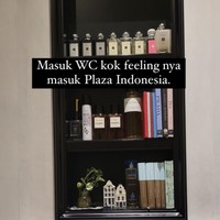Tak kalah menarik, ada botol-botol parfum di rak kamar mandinya yang bikin netizen berasa seperti di mal. Sebagian besar datang dari brand Jo Malone. Ada pula parfum Chanel dan Christian Dior. Foto: dok. Instagram @biasalahanakmuda