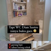 Kamar mandi Dian Sastrowardoyo sontak menjadi sorotan lantaran memuat koleksi bukunya. Sang aktris biasa menghabiskan waktunya di sana untuk mendalami peran selama proses syuting. Foto: dok. Instagram @biasalahanakmuda