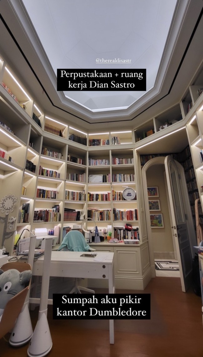 Netizen dibuat takjub setelah melihat perpustakaan Dian Sastrowardoyo, yang mirip kantor Dumbledore (kepala sekolah Hogwarts dalam film Harry Potter). Ruangan itu juga menjadi area kerjanya. Foto: dok. Instagram @biasalahanakmuda
