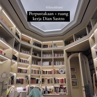 Netizen dibuat takjub setelah melihat perpustakaan Dian Sastrowardoyo, yang mirip kantor Dumbledore (kepala sekolah Hogwarts dalam film Harry Potter). Ruangan itu juga menjadi area kerjanya. Foto: dok. Instagram @biasalahanakmuda