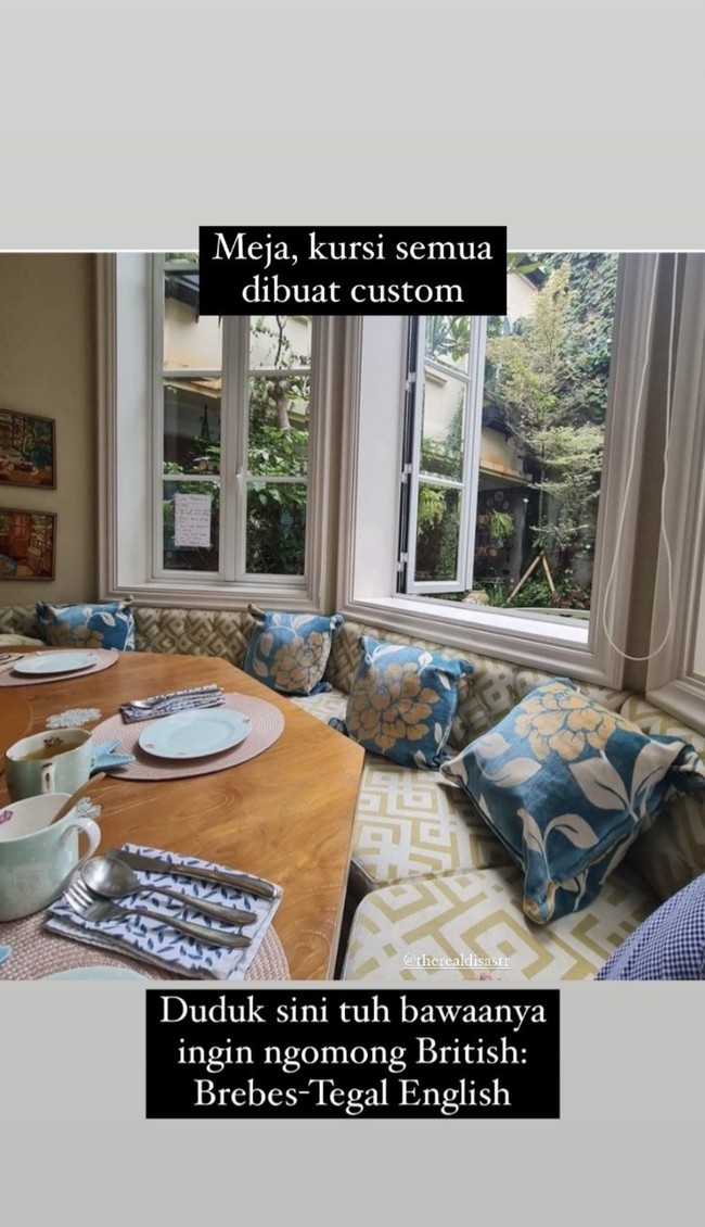 Meja makan keluarga Dian Sastrowardoyo mendapat paparan sinar matahari yang cukup karena berada di dekat jendela. Meja dan kursinya dibuat secara custom. Terkadang, Dian juga duduk di pinggir jendela sambil membaca buku. Foto: dok. Instagram @biasalahanakmuda