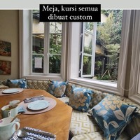 Meja makan keluarga Dian Sastrowardoyo mendapat paparan sinar matahari yang cukup karena berada di dekat jendela. Meja dan kursinya dibuat secara custom. Terkadang, Dian juga duduk di pinggir jendela sambil membaca buku. Foto: dok. Instagram @biasalahanakmuda