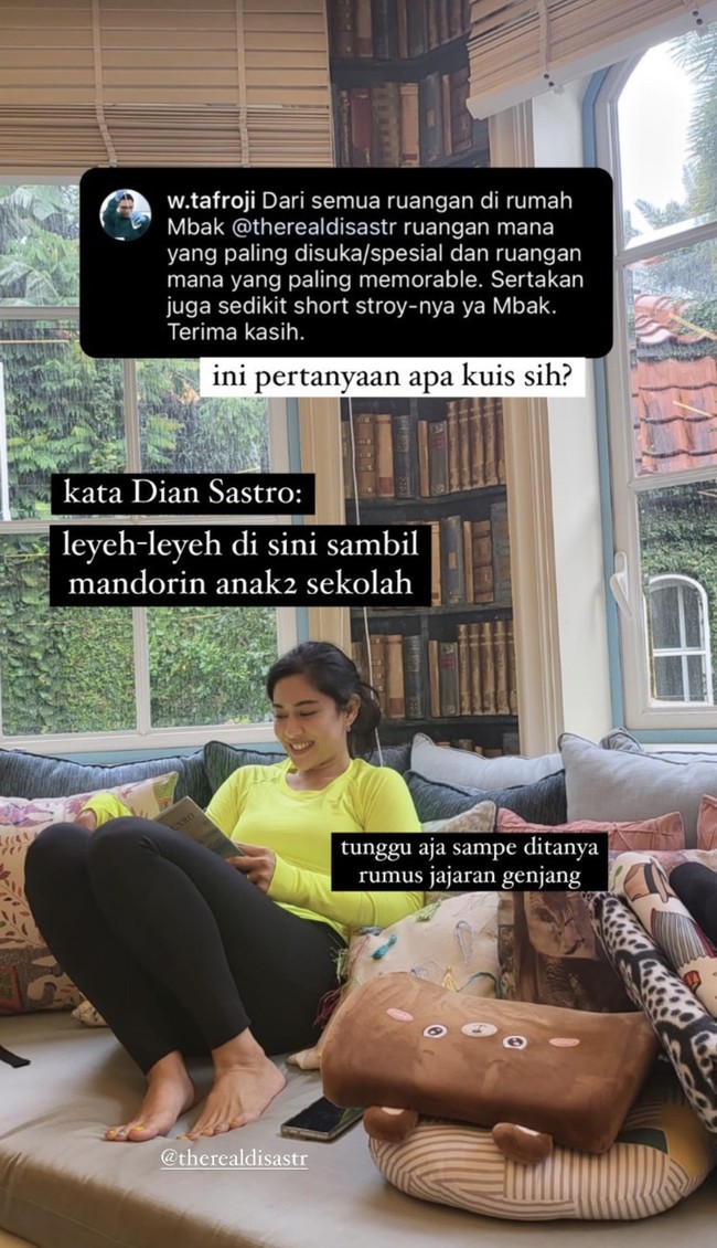Dian Sastrowardoyo juga menjawab rasa penasaran netizen yang ingin mengetahui sudut favoritnya. Dia punya tempat bersantai untuk sekadar membaca buku. “Leyeh-leyeh di sini sambil mandorin anak-anak sekolah.” Foto: dok. Instagram @biasalahanakmuda
