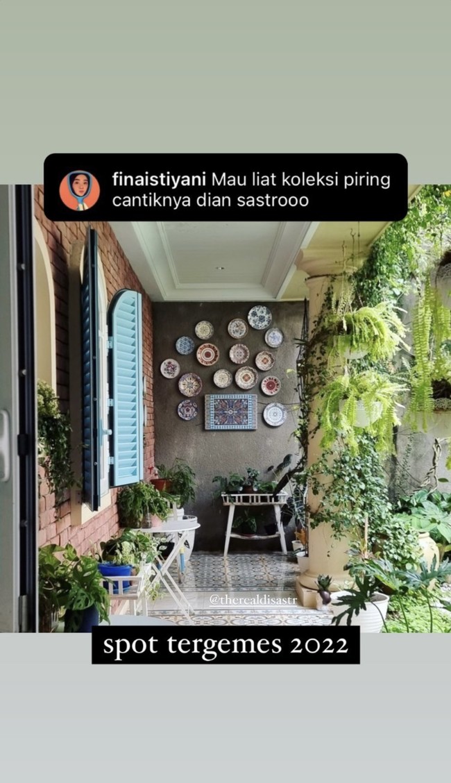 Aktris 39 tahun itu mengoleksi piring cantik yang menghiasi salah satu sudut rumahnya. Koridor rumahnya terlihat aesthetic dan Instagramable untuk berfoto. Foto: dok. Instagram @biasalahanakmuda