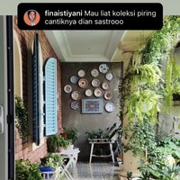 Aktris 39 tahun itu mengoleksi piring cantik yang menghiasi salah satu sudut rumahnya. Koridor rumahnya terlihat aesthetic dan Instagramable untuk berfoto. Foto: dok. Instagram @biasalahanakmuda