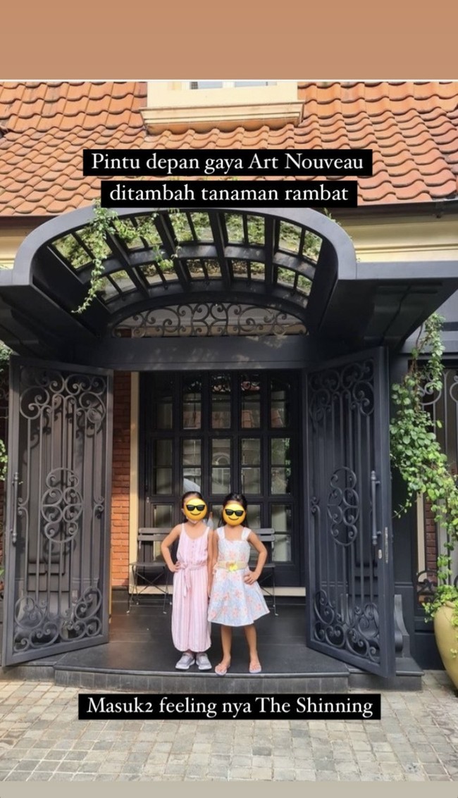 Pada Sabtu (19/2/2022), publik diajak melihat kediaman Dian Sastrowardoyo melalui akun Instagram @biasalahanakmuda. Bintang film Ada Apa Dengan Cinta itu menunjukkan sudut rumahnya secara detail. Dimulai dari pintu rumahnya yang bergaya Art Nouveau. Foto: dok. Instagram @biasalahanakmuda