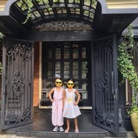 Pada Sabtu (19/2/2022), publik diajak melihat kediaman Dian Sastrowardoyo melalui akun Instagram @biasalahanakmuda. Bintang film Ada Apa Dengan Cinta itu menunjukkan sudut rumahnya secara detail. Dimulai dari pintu rumahnya yang bergaya Art Nouveau. Foto: dok. Instagram @biasalahanakmuda