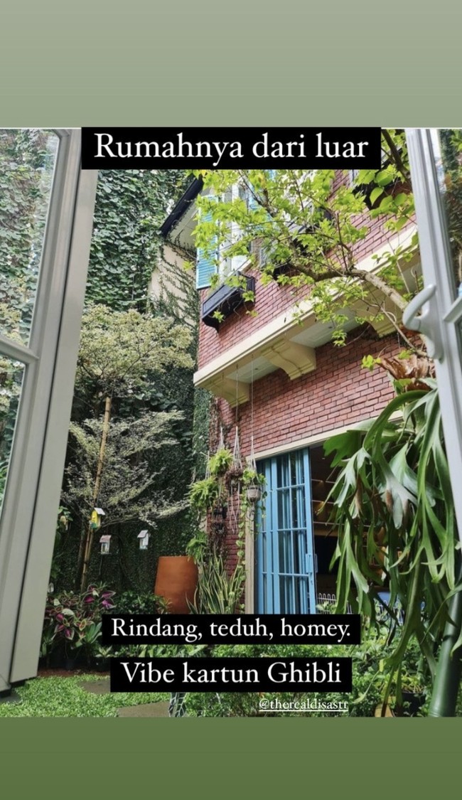 Rumah Dian Sastrowardoyo terlihat rindang dan teduh karena dipenuhi tanaman hijau. Dinding luarnya didesain dengan batu bata ekspos seperti rumah-rumah di anime garapan Studio Ghibli. Foto: dok. Instagram @biasalahanakmuda