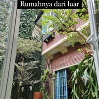 Rumah Dian Sastrowardoyo terlihat rindang dan teduh karena dipenuhi tanaman hijau. Dinding luarnya didesain dengan batu bata ekspos seperti rumah-rumah di anime garapan Studio Ghibli. Foto: dok. Instagram @biasalahanakmuda