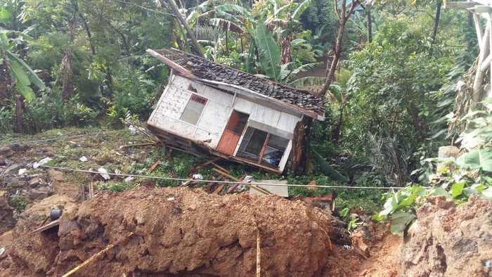 Rumah Terseret Longsor di Campaka Cianjur
