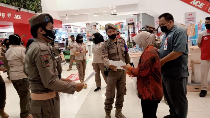 Satgas Raika Kota Makassar patroli prokes di mal.