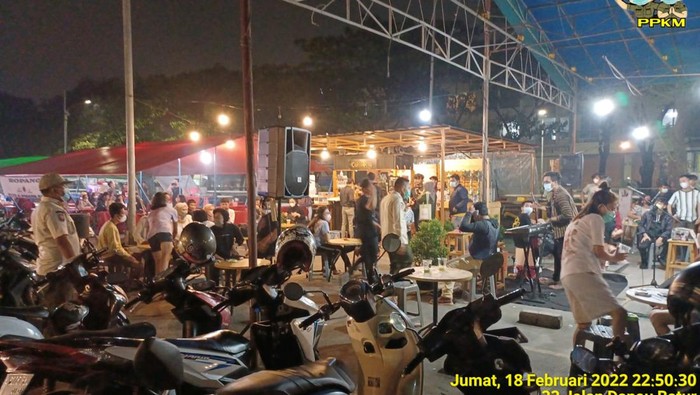 Satpol PP Jakbar razia kafe langgar PPKM