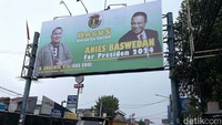 Spanduk tersebut bertuliskan Anies Baswedan For Presiden 2024 bergambar Anies Baswedan yang tengah tersenyum dan wajah politisi PPP H. Sholihin.