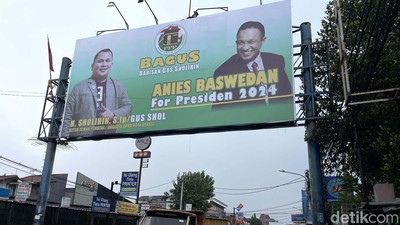 Senyum Simpul Anies di Spanduk Dukungan Capres