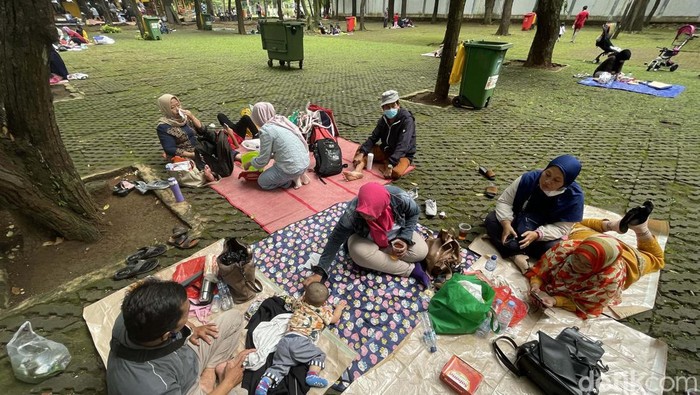 Suasana Kebun Binatang Ragunan saat PPKM Level 3 Pemerintah memperbolehkan tempat wisata di wilayah yang masuk dalam PPKM Level 3 tetap buka. Begini suasana di Kebun Binatang, Ragunan, Jakarta.