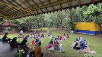 Sementara anak usia di bawah 12 tahun wajib didampingi orang tua dan menunjukkan bukti vaknisasi minimal dosis pertama.