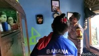 Di tempat itu, Dedy menanyakan ia mendengar kesulitan yang dialami keluarga korban hingga berujung terjebaknya 4 wanita asal Sukabumi di Papua.