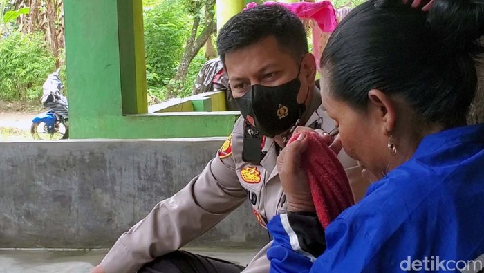 4 Wanita asal Sukabumi, Jawa Barat terjebak bisnis prostitusi di Papua. Salah satu ibu korban menangis saat menceritakan yang terjadi pada putrinya.
