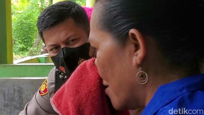 4 Wanita asal Sukabumi, Jawa Barat terjebak bisnis prostitusi di Papua. Salah satu ibu korban menangis saat menceritakan yang terjadi pada putrinya.