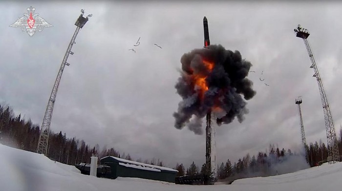 Tegang dengan Ukraina! Rusia Luncurkan Rudal Balistik Antarbenua Yars A Russian Yars intercontinental ballistic missile is launched during the exercises by nuclear forces in an unknown location in Russia, in this still image taken from video released February 19, 2022. Russian Defence Ministry/Handout via REUTERS ATTENTION EDITORS - THIS IMAGE WAS PROVIDED BY A THIRD PARTY. NO RESALES. NO ARCHIVES. MANDATORY CREDIT.