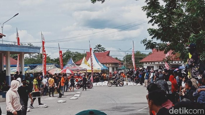 Terminal Baruga Kendari dijadikan ajang balapan motor. (Nadhir/detikcom)