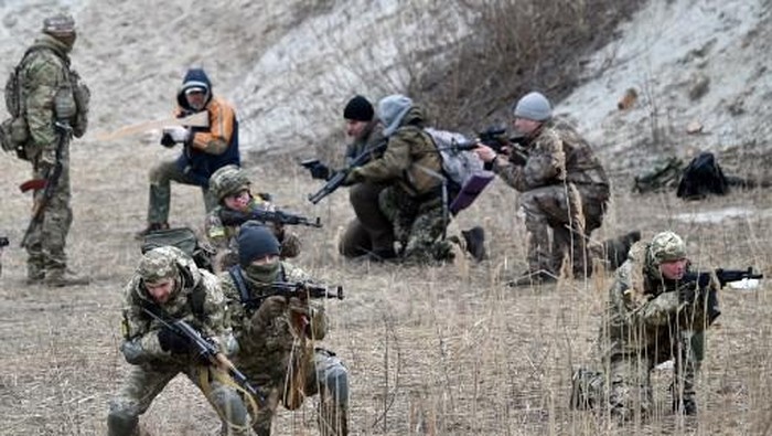 The Ukrainian Territorial Defence Forces, the military reserve of the Ukrainian Armed Forces, take part in a military drill outside Kyiv on February 19, 2022. (Photo by Sergei SUPINSKY / AFP)