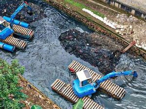 Sudin SDA Jaksel: 1.653 Meter Kubik Lumpur di Kali Mampang Sudah Dikeruk