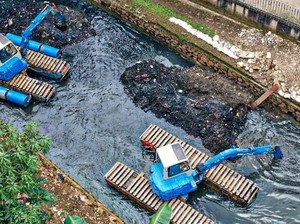 Sudin SDA Jaksel: 1.653 Meter Kubik Lumpur di Kali Mampang Sudah Dikeruk