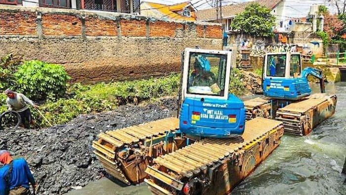 Usai Kalah di PTUN, Anies Pamer Pengerukan Kali Mampang Anies Baswedan mengunggah foto pengerukan Kali Mampang, Jaksel sudah rampung 100 persen. Anies sebelumnya dihukum PTUN Jakarta untuk mengeruk Kali Mampang.