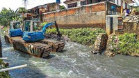 Untuk diketahui, Anies dihukum Pengadilan Tata Usaha Negara (PTUN) Jakarta untuk mengeruk Kali Mampang. Adapun alasan hukuman itu dijatuhkan adalah banjir besar pada Februari 2021. Pemprov DKI mengklaim pengerukan Kali Mampang menggunakan alat berat sudah dilakukan sejak November 2021 hingga Januari 2022.