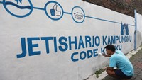 Dengan total cat sebanyak 1.554 liter yang mencakup 12.600 meter persegi atau setara 150 rumah warga itu diwarnai hingga menjadi semakin indah. 