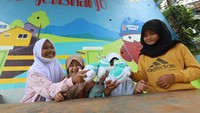 Dukungan Pariwisata Budaya dan Lingkungan itu dilakukan oleh berbagai pihak guna menjadikan wilayah tersebut indah dan bernilai jual. Anak-anak tengah bermain dan belajar di Taman Kongkow yang berada di Kampung Kali Code 1001 Jetisharjo, Yogyakarta.
