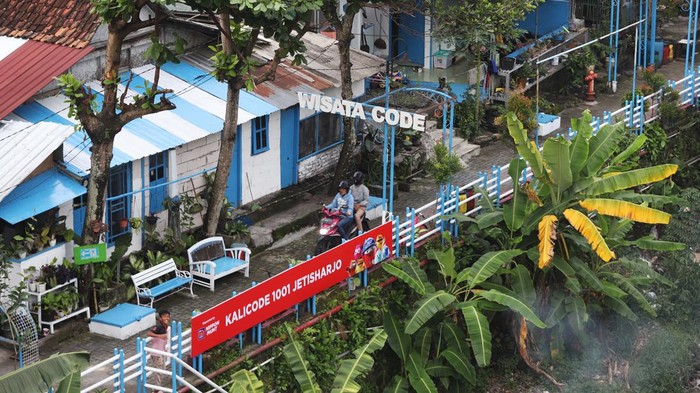 Wajah Baru Kali Code Yogyakarta yang Makin Berwarna Kampung Kali Code Yogyakarta kini menjadi salah satu destinasi wisata baru yang semakin berwarna. Begini wajahnya kini.