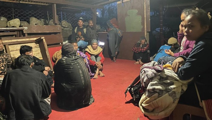 Warga mengungsi ke tempat aman pasca-penyerangan KKB Papua.