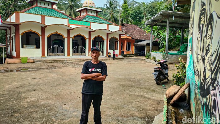 Yayak Yatmaka, pendamping warga Desa Wadas penolak tambang andesit.