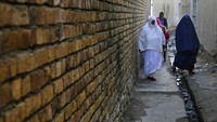 Begini keseharian warga di salah satu pemukiman miskin di Kabul.