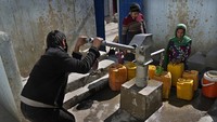 Mereka juga harus antri untuk mendapatkan air bersih.