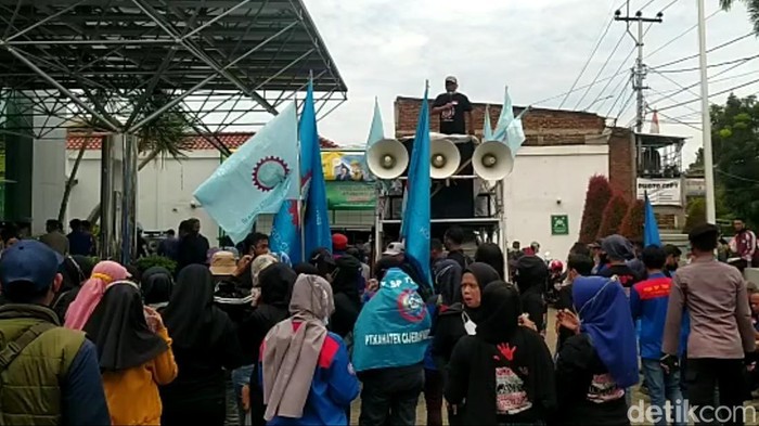 Aksi buruh Kota Cimahi menolak pencairan JHT pada usia 56 tahun.