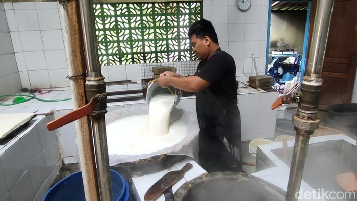 Aktivitas perajin tahu di Sentra Industri Tahu Murni Wonobroto, Tuksono, Kulon Progo, Senin (21/2/2022).