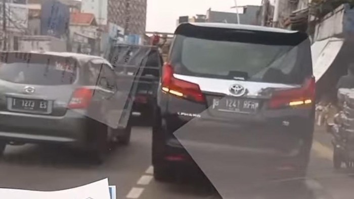 Alphard bikin macet di Jatinegara (Dok istimewa)
