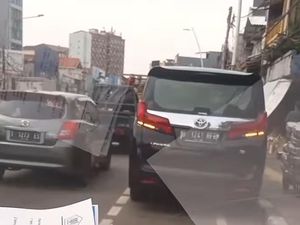 Viral Alphard RFR Berhenti di Bahu Jalan Jatinegara, Dikeluhkan Bikin Macet