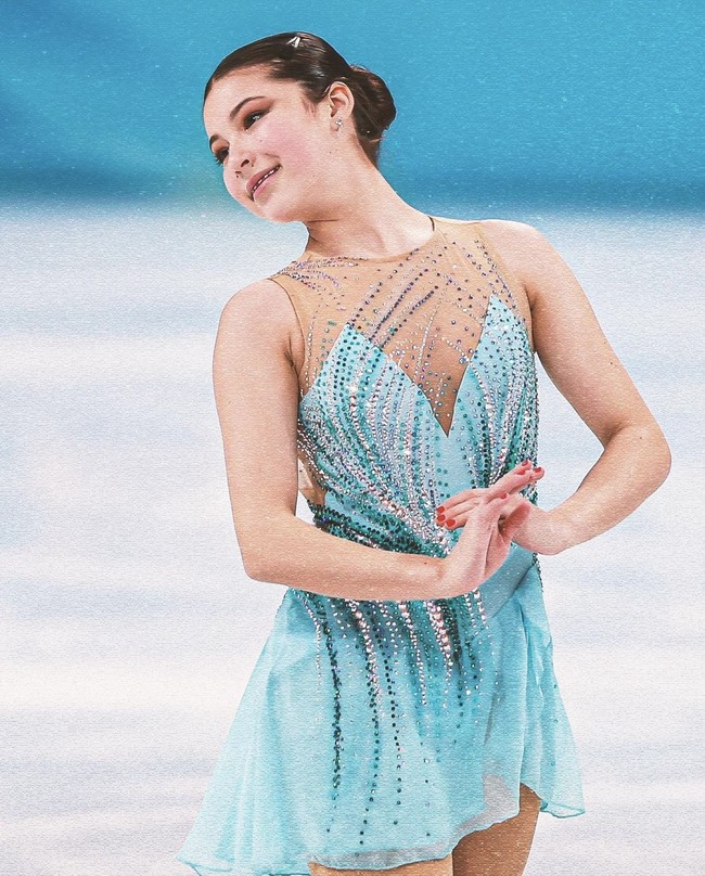 “PROGRAM GALA TERFAVORIT YANG PERNAH AKU LAKUKAN DAN AKU TAMPIL MENGGUNAKAN LAGU ITZY. Ini benar-benar gila. Ini adalah cara yang sangat baik untuk mengakhiri Olimpiade. Aku sangat senang 😭 @itzy.all.in.us,” tulis Alysa Liu dalam unggahan Instagram. Foto: dok. Instagram @onherturf