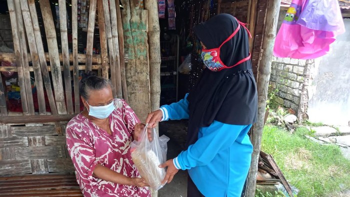AMM bagikan minyak goreng dan tempe di Lamongan