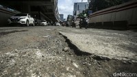 Tekstur jalan bergelombang membuat pengendara roda dua maupun empat menurunkan kecepatan lajunya.